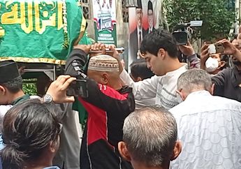 Kepala Menunduk, Maxime Bouttier Ikut Gotong Keranda sang Bunda