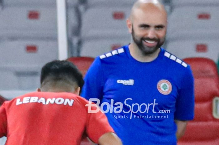 Pelatih timnas U-22 Lebanon, Miguel Moreira (kanan) lontarkan pujian untuk fanatisme sepak bola di Indonesia.