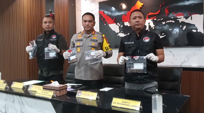 Polisi beberkan barang bukti narkoba milik Ammar Zoni saat konferensi pers di Polres Metro Jakarta Barat, Jumat (15/12/2023).