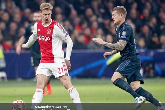 Frenkie de Jong saat berebut bola dengan Toni Kroos pada laga leg pertama babak 16 besar Liga Champions di Johan Cruyff Arena, Rabu (13/2/2019) atau Kamis dini hari WIB.