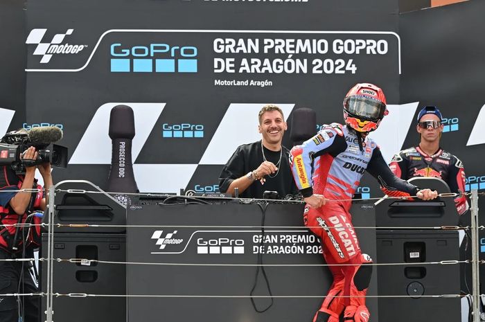 Pembalap Gresini, Marc Marquez, menari di atas podium setelah memenangi balapan MotoGP Aragon di Motorland Aragon, Alcaniz, Spanyol, 1 September 2024.