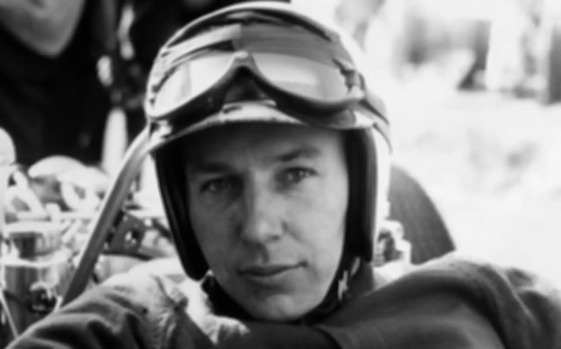 John Surtees peraih gelar juara dunia di ajang balap F1 dan MotoGP