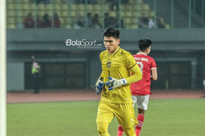 Kiper timnas U-19 Indonesia, Cahya Supriadi, saat bertanding di Stadion Patriot Candrabhaga, Bekasi, Jawa Barat.