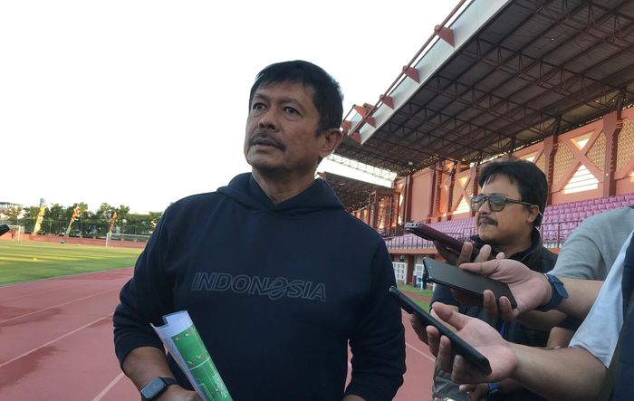 Pelatih Timnas U-19 Indonesia, Indra Sjafri pada sesi latihan sore di Lapangan THOR, Surabaya, Selasa (22/7/2024) sore WIB