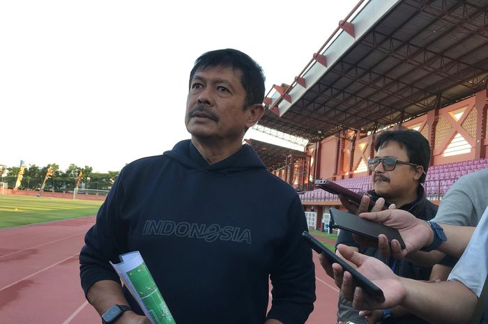 Pelatih Timnas U-19 Indonesia, Indra Sjafri pada sesi latihan sore di Lapangan THOR, Surabaya, Selasa (22/7/2024) malam WIB