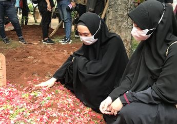 Mendiang Ayah Oki Setiana Dewi Dikuburkan di Dekat Makam Syekh Ali Jaber