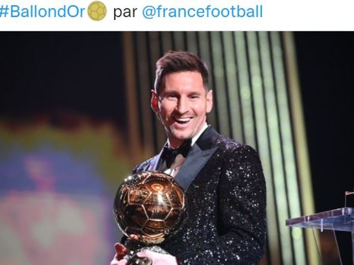 Megabintang timnas Argentina dan Paris Saint-Germain, Lionel Messi, meraih Ballon d'Or ke-7 di Theatre du Chatelet, Paris, Prancis, Senin (29/11/2021).