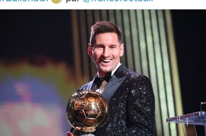 Megabintang timnas Argentina dan Paris Saint-Germain, Lionel Messi, meraih Ballon d'Or ke-7 di Theatre du Chatelet, Paris, Prancis, Senin (29/11/2021).