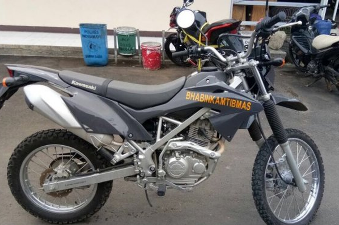 Ilustrasi motor dinas polisi Kawasaki KLX.