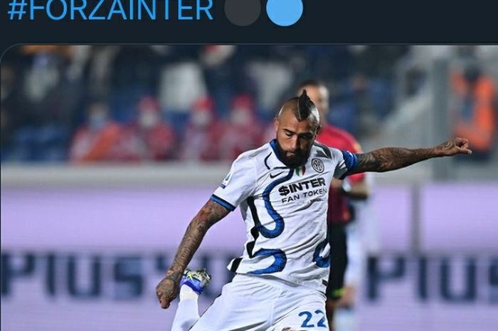 Aksi gelandang Inter Milan, Arturo Vidal, pada laga Liga Italia melawan Atalanta di Stadion Gewiss, Minggu (16/1/2022).