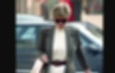 Kece Maksimal! 4 Gaya Princess Diana Paduin Celana Putih dan Blazer