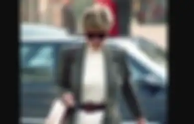 Kece Maksimal! 4 Gaya Princess Diana Paduin Celana Putih dan Blazer