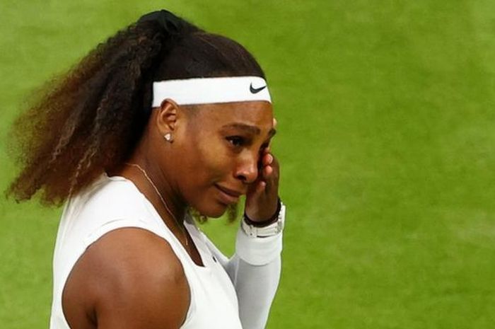 Petenis putri AS, Serena Williams, menyeka air matanya usai memutuskan mundur dari turnamen Wimbledon 2021 pada babak kesatu karena cedera.