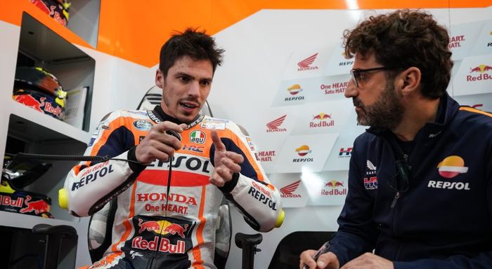 Pembalap Repsol Honda, Joan Mir, berbicara kepada kepala kru, Santi Hernandez, saat tes pasca-musim MotoGP di Sirkuit Ricardo Tormo, Valencia, Spanyol, 28 November 2023.