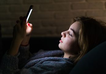 Hati-hati! Main Ponsel Sambil Begadang Sebabkan Penyakit Mengerikan Hingga Kebutaan