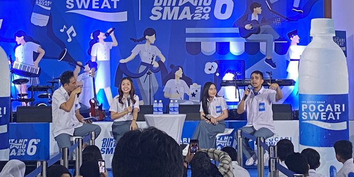 Prilly Latuconsina tampil cantik dengan mengenakan seragam SMA di konferensi pers ajang pencarian bakat