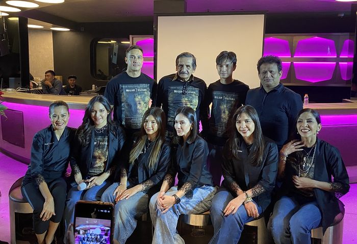 Wulan Guritno bersama pemain film Malam 3 Yasinan di kawasan Panglima Polim, Jakarta Selatan pada Kamis (11/12/2025).