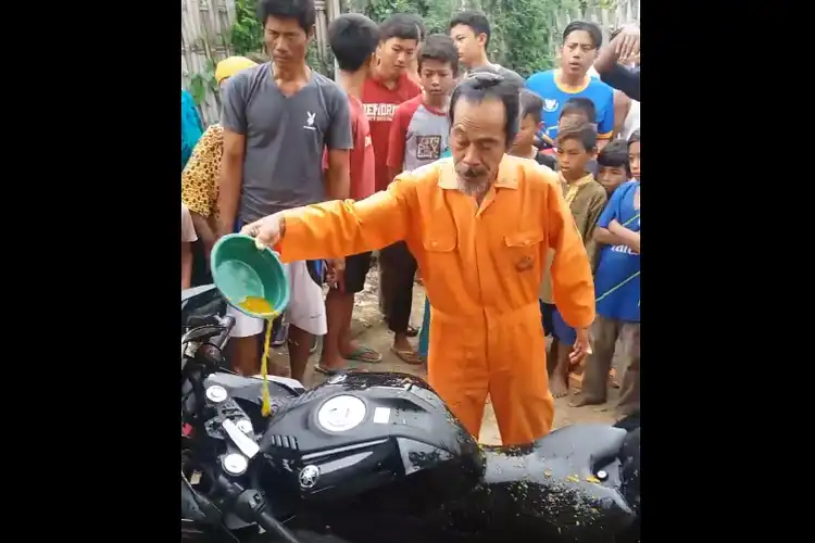 Video Ritual Mandi Kembang Yamaha R15 yang Baru Dibeli, Begini Komentar Netizen