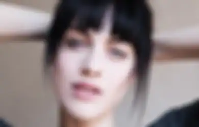 5 Cara Mengatasi Poni yang Gampang Lepek. Rambut Badai Terus!