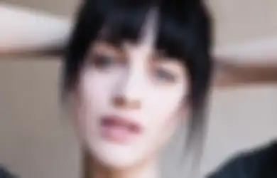 5 Cara Mengatasi Poni yang Gampang Lepek. Rambut Badai Terus!
