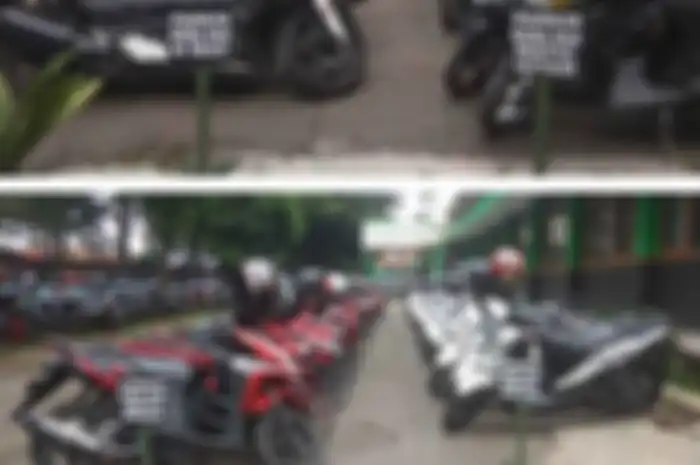 Parkiran motor yang disusun berdasarkan warna dan jenis motor