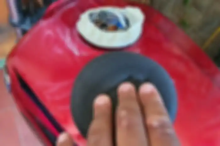 Coba sendiri di rumah, poles bodi motor pakai cairan wax biar kinclong.