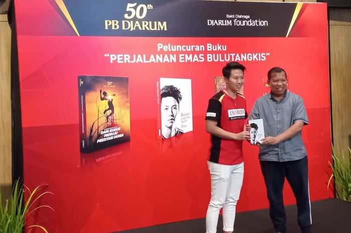 Liliyana Natsir alias Butet bersama penulis buku Butet Legenda Sejati, Hamid Awaludin, dalam peluncuran buku dalam rangka ulang tahun PB Djarum, di Wisma Ploso, Kudus, Jawa Tengah, Minggu (28/4/2019).