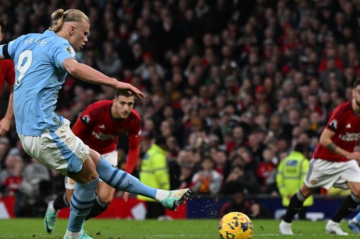 Penyerang Man City, Erling Haaland, membuka keunggulan timnya melalui eksekusi penalti saat melawan Man United di Old Trafford, Minggu (29/10/2023) malam WIB.