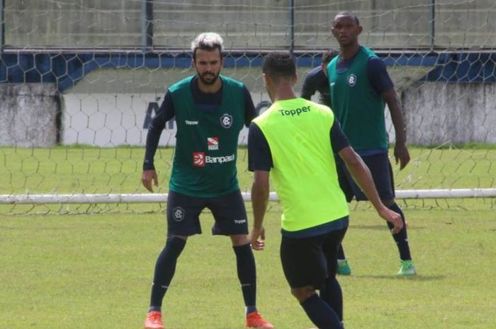 Wallacer de Andrade Medeiros (kiri) saat membela klub Brasil, Clube de Remo. 