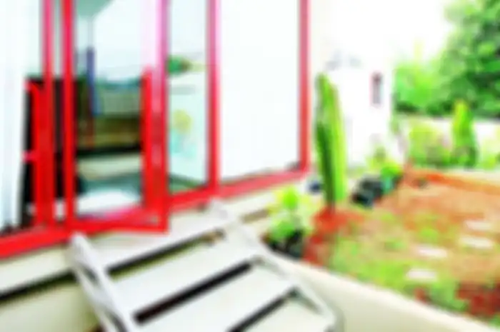 Kusen jendela dan pintu di fasad rumah rawan kena cipratan air.