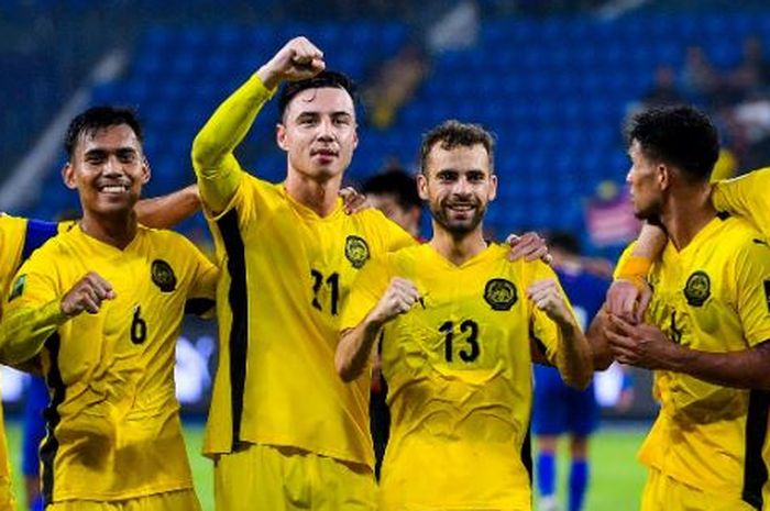 Pemain Timnas Malaysia, Hector Hevel (tengah kanan), merayakan gol ke gawang Timnas Nepal bersama rekan-rekannya.