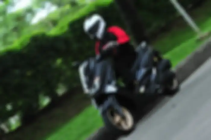 Ilustasi pengendara motor Yamaha NMAX.