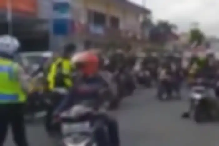 Polisi bubarkan pemotor yang dianggap mengganggu pengguna jalan lain saat mengiringi mobil jenazah.