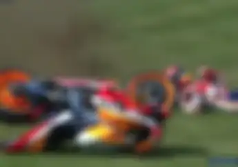 Dasar 'Alien', Jatuh dan Terseret Motor di FP1 MotoGP Australia 2018, Marc Marquez Enggak Apa-apa