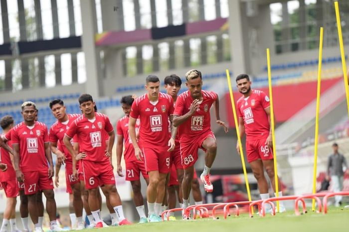 Para pemain Malut United melakoni latihan resmi menjelang melawan Persis Solo di pekan ke-28 Liga 1, Jumat (11/4/2025) di Stadion Manahan.