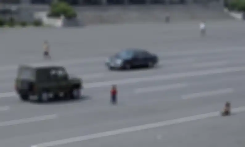 Anak-anak bermain di tengah jalan utama sama seperti sebelum ada mobil.