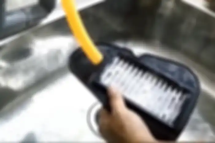 Membersihkan filter udara motor bahan stainless