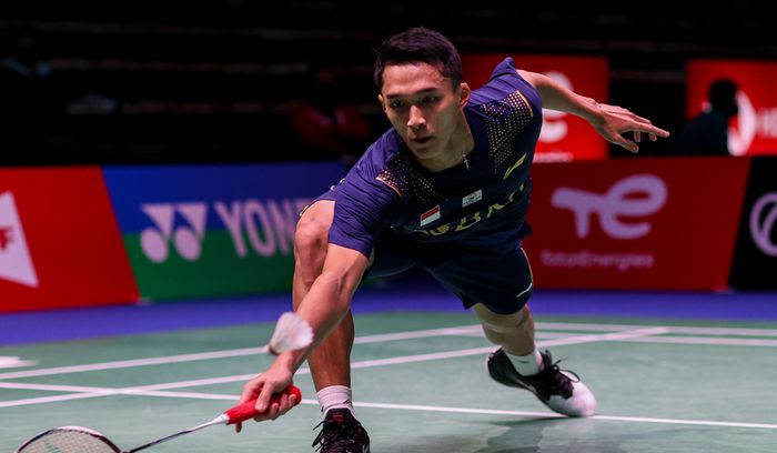 Pebulu tangkis tunggal putra Indonesia, Jonatan Christie, saat bertanding melawan wakil Kanada, Brian Yang, pada penyisihan Grup C Sudirman Cup 2021 di Energia Areena, Vantaa, Finlandia, Senin (27/9/2021).