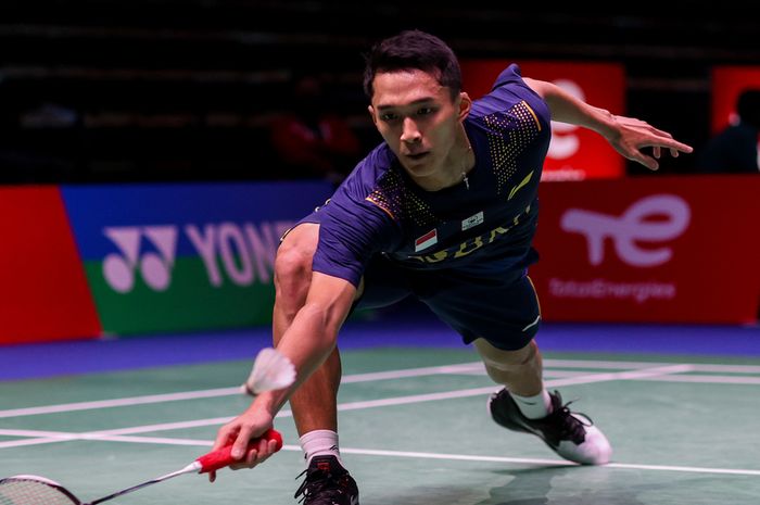 Pebulu tangkis tunggal putra Indonesia, Jonatan Christie, saat bertanding melawan wakil Kanada, Brian Yang, pada penyisihan Grup C Sudirman Cup 2021 di Energia Areena, Vantaa, Finlandia, Senin (27/9/2021).