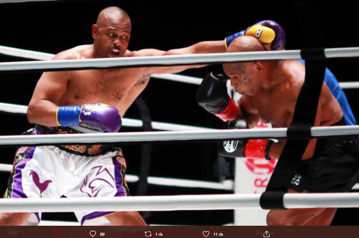 Potret pertarungan Roy Jones Jr (kiri) dan Mike Tyson (kanan) di Staples Center, Los Angeles, California, Amerika Serikat, Minggu (29/11/2020).