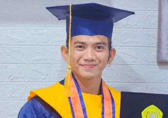 Rizki DA Bagikan Potret Wisuda Didampingi Istri, Resmi Sandang Gelar Sarjana Ilmu Komunikasi