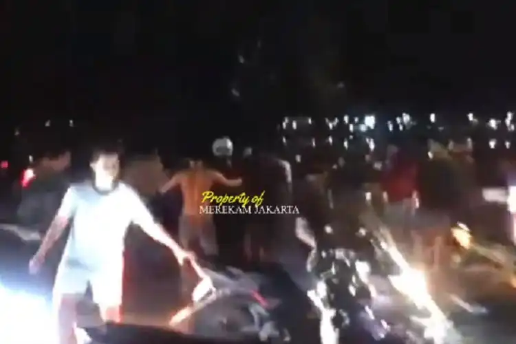Pemotor Berhamburan Kepung dan Hancurkan Mobil di Pluit, Seruduk Motor Langsung Kabur
