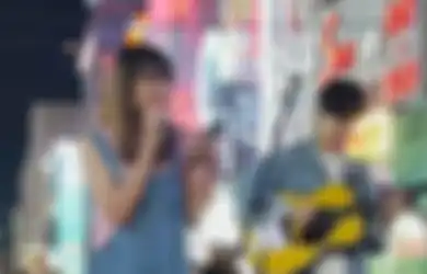 Nyanyi Thinking Out Loud, Serunya Ghea Indrawari Busking di Korea!