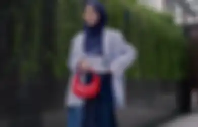 Bergaya Lady Boss, Tiru 5 OOTD Hijab Pakai Blazer dan Rok Modis Ini!