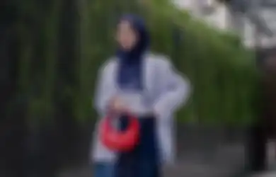 Bergaya Lady Boss, Tiru 5 OOTD Hijab Pakai Blazer dan Rok Modis Ini!