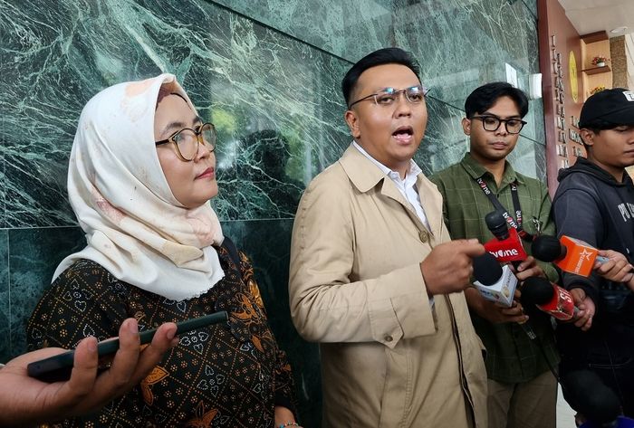 Kuasa hukum Paula Verhoeven saat ditemui di Kantor Badan Pengawas MA di kawasan Cempaka Putih, Jakarta Pusat, Kamis (24/4/2025).