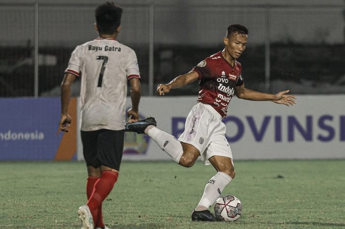 Bek pinjaman Bali United dari Persis Solo, Eky Taufik (kanan).