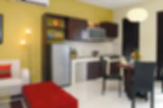 Tak ada batas sama sekali antara ruang tamu dengan ruang makan dan dapur. Malahan, kitchen set benar-benar berada di sebelah sofa. Penataan ruang seperti ini bisa membuat ruang tamu ikut berasap ketika ada yang sedang memasak di dapur. 