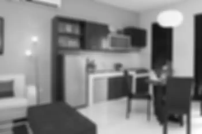 Tak ada batas sama sekali antara ruang tamu dengan ruang makan dan dapur. Malahan, kitchen set benar-benar berada di sebelah sofa. Penataan ruang seperti ini bisa membuat ruang tamu ikut berasap ketika ada yang sedang memasak di dapur. 