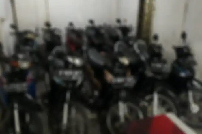 Deretan motor bebek keluaran 2000 awal di Showroom Jadul Bergengsi, Bojongsari, Depok